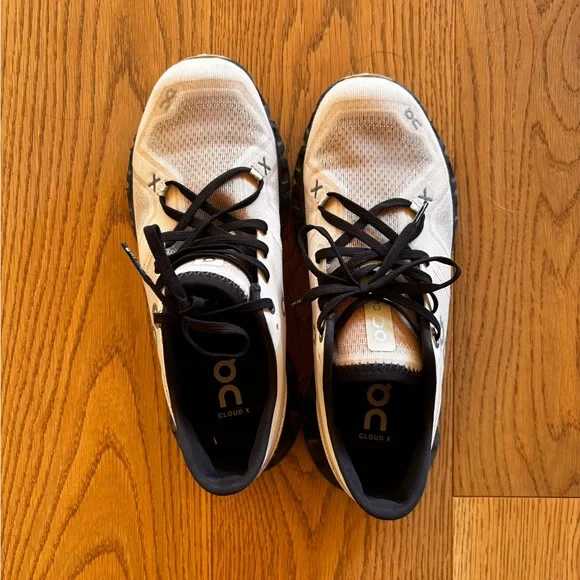 On Running Women Athletic Shoes - Picture 3 of 5